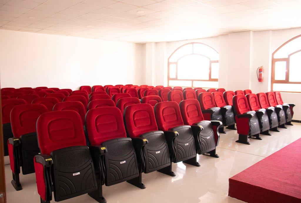 كلية العلوم الإدارية والانسانية